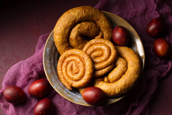 Renkli yumurtalı ev yapımı sosis. Paskalya 'da hayat