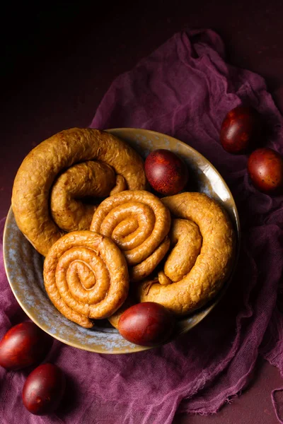 Renkli yumurtalı ev yapımı sosis. Paskalya 'da hayat
