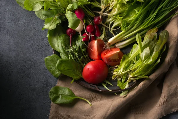 Bahar salatası için taze ot ve sebze.