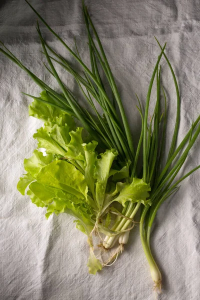 Groene Krulsalade Met Krokante Groene Uien — Stockfoto