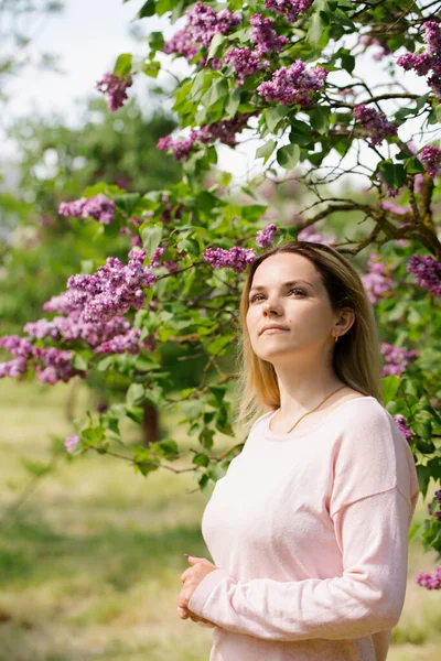 Jovem Mulher Bonita Jardim Com Floração Lilás — Fotografia de Stock