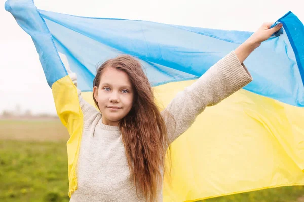 Menina Feliz Com Bandeira Ucraniana Suas Mãos — Fotografia de Stock