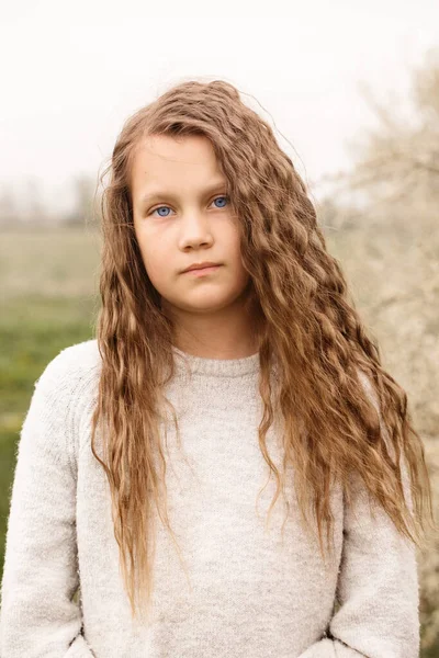 Kıvırcık Saçlı Küçük Bir Kızın Portresi — Stok fotoğraf