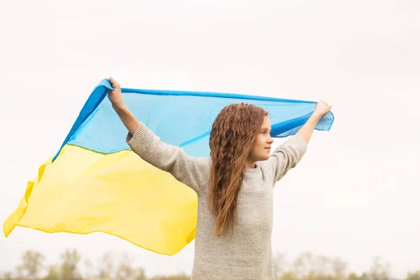 Happy Girl Ukrainian Flag Her Hands — Stok fotoğraf