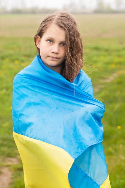 Menina Jogou Uma Bandeira Amarela Azul Ucrânia Seus Ombros — Fotografia de Stock