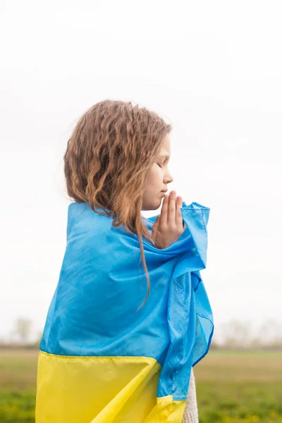 Маленька Дівчинка Прапором України Молиться Перемогу Своєї Країни — стокове фото