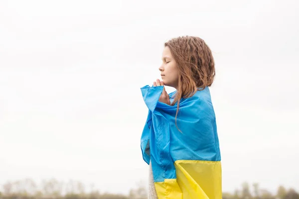 Une Petite Fille Drapeau Ukrainien Prie Pour Victoire Son Pays — Photo