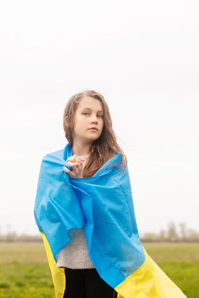 Une Petite Fille Drapeau Ukrainien Prie Pour Victoire Son Pays — Photo