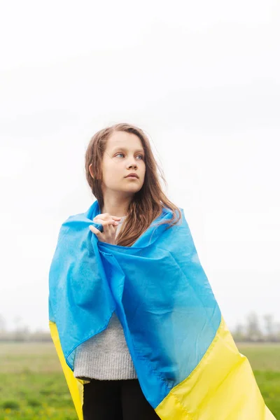 Menina Jogou Uma Bandeira Amarela Azul Ucrânia Seus Ombros — Fotografia de Stock