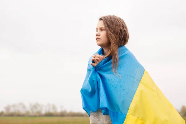 Malá Holčička Vlajkou Ukrajiny Modlí Vítězství Své Země — Stock fotografie