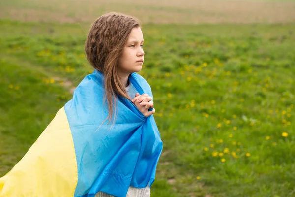 Une Petite Fille Drapeau Ukrainien Prie Pour Victoire Son Pays — Photo