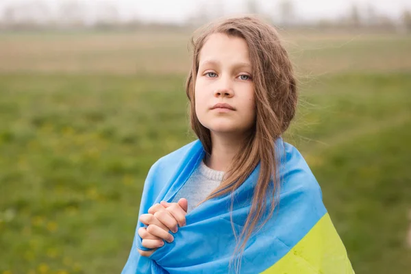 Une Petite Fille Drapeau Ukrainien Prie Pour Victoire Son Pays — Photo