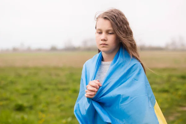 Ukrayna Bayrağına Sahip Küçük Bir Kız Ülkesinin Zaferi Için Dua — Stok fotoğraf