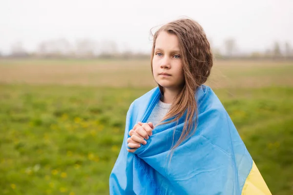 Ukrayna Bayrağına Sahip Küçük Bir Kız Ülkesinin Zaferi Için Dua — Stok fotoğraf