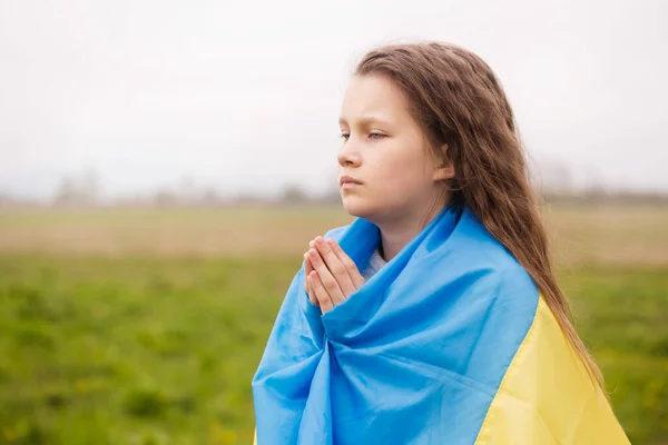 Маленька Дівчинка Прапором України Молиться Перемогу Своєї Країни — стокове фото