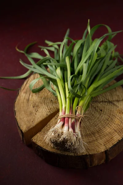 Koyu arkaplanda yeşil sarımsak yaprakları.