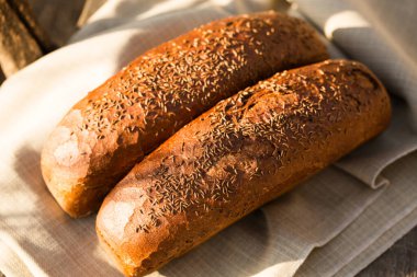 Borodino ekmeği ve havlunun üstünde kimyon.