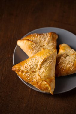 Susam tohumları serpiştirilmiş suluguni peynirli turtalar.