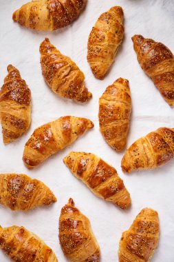 Kıtır kıtır kruvasan, beyaz desenli kumaş, üst görünüm.