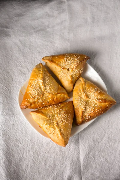 Tortas Ruddy Com Queijo Suluguni Polvilhado Com Sementes Gergelim — Fotografia de Stock