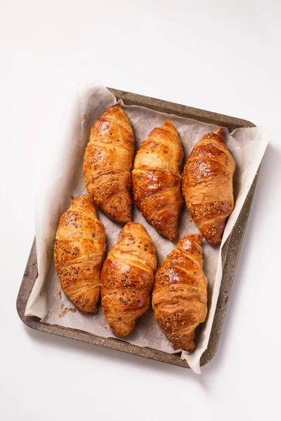 Croissants Grandes Metal Que Hornea Las Hojas Sobre Fondo Blanco —  Fotos de Stock