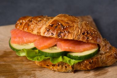 Şef kruvasanı dolgulu hazırlar.