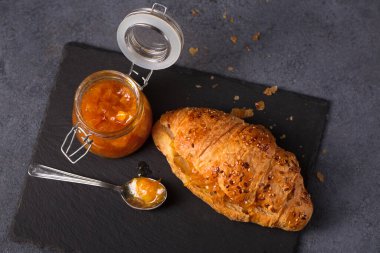 Ev yapımı portakal reçelli gevrek kruvasan.