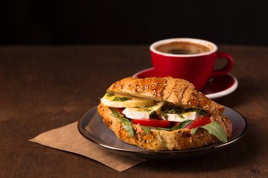 Tuzlu dolgulu kruvasan ve mis kokulu kahve.