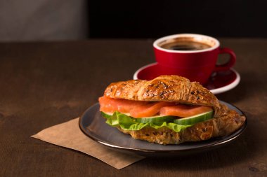 Somonlu taze kruvasan ve sabah kahvesi.