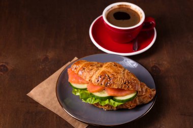 Somonlu taze kruvasan ve sabah kahvesi.