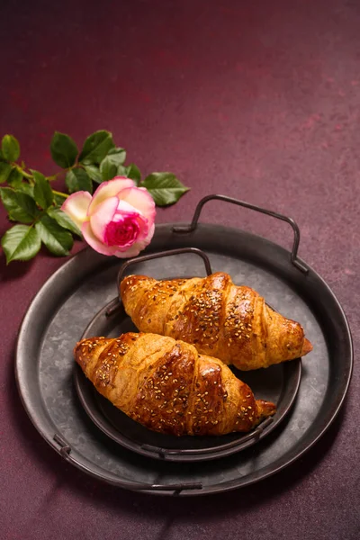 Ruddy Knusprige Croissants Einem Antiken Metalltablett Auf Bordeauxrotem Hintergrund Ansicht — Stockfoto