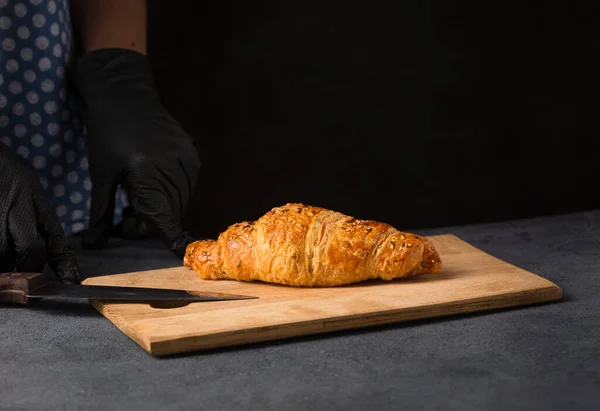 Chef Prepara Croissant Con Relleno — Foto de Stock