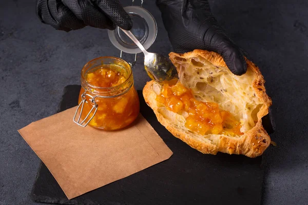 Crujiente Croissant Con Mermelada Naranja Casera — Foto de Stock