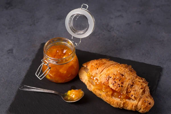 Roddy Knapperige Croissant Met Zelfgemaakte Sinaasappeljam — Stockfoto