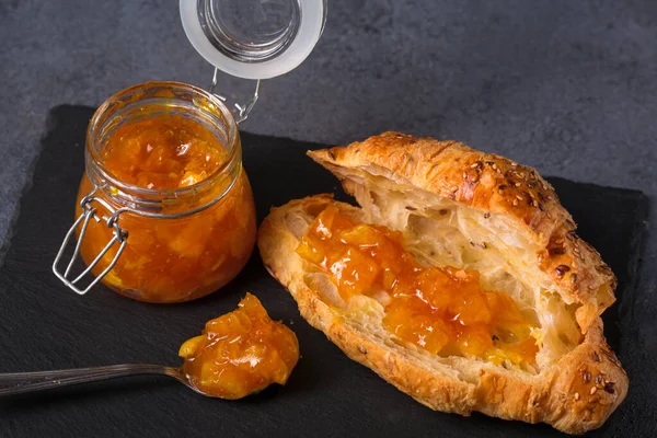 Crujiente Croissant Con Mermelada Naranja Casera — Foto de Stock