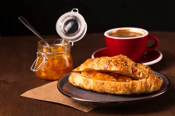 Aromatiskt Morgonkaffe Och Krispig Croissant Med Apelsinsylt — Stockfoto
