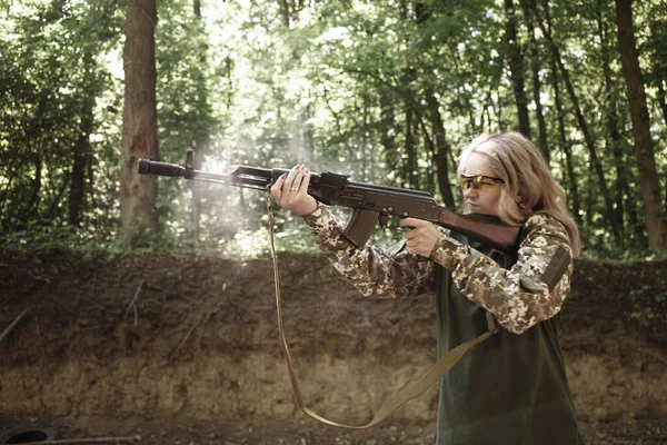 Μια Ουκρανή Εκπαιδεύεται Πυροβολήσει Ένα Πολυβόλο Akm Κατά Διάρκεια Του — Φωτογραφία Αρχείου