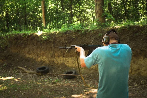 ウクライナの民間人はロシアとの戦争中にAkm機関銃を撃つ訓練をしている — ストック写真