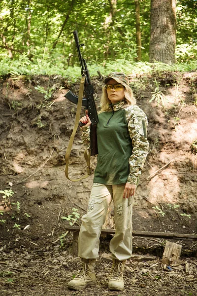 Πορτρέτο Της Ουκρανικής Στρατιωτική Γυναίκα Ένα Πολυβόλο Στα Χέρια — Φωτογραφία Αρχείου
