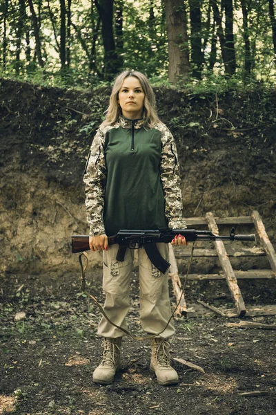 Retrato Uma Mulher Militar Ucraniana Com Uma Metralhadora Nas Mãos — Fotografia de Stock