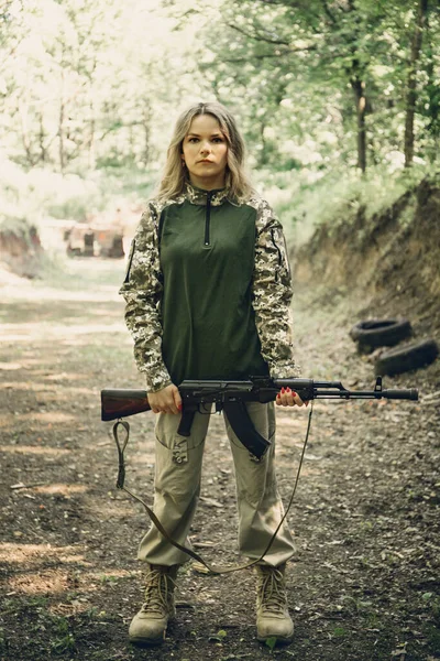 Ritratto Una Donna Militare Ucraina Con Una Mitragliatrice Mano — Foto Stock