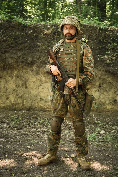 Egy Ukrán Katona Portréja Kalasnyikov Gépfegyverrel Kezében — Stock Fotó