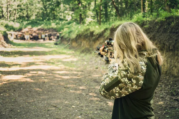 Portrait Ukrainian Military Woman Assault Rifle His Hands — Stockfoto