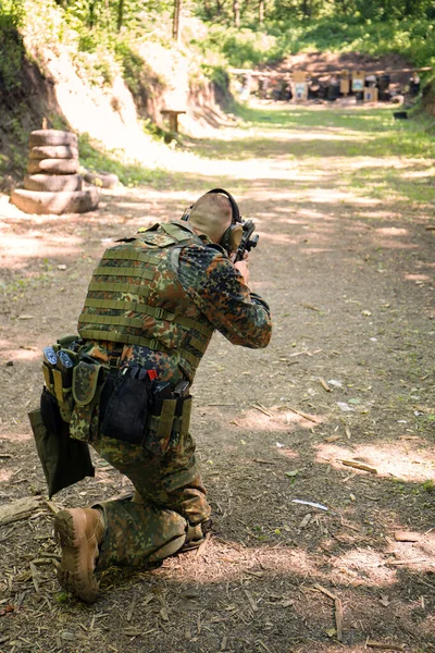 Egy Ukrán Katona Portréja Egy Gépfegyverrel Kezében — Stock Fotó