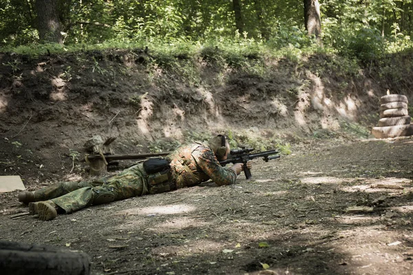 Retrato Militar Ucraniano Com Uma Espingarda Assalto Nas Mãos — Fotografia de Stock