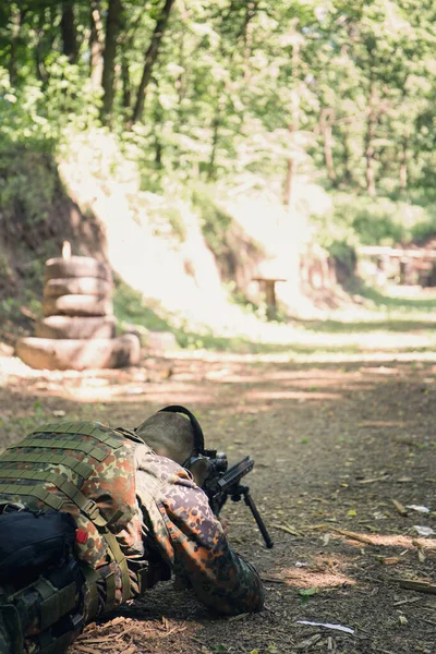 Elinde saldırı tüfeği olan Ukraynalı bir askerin portresi.