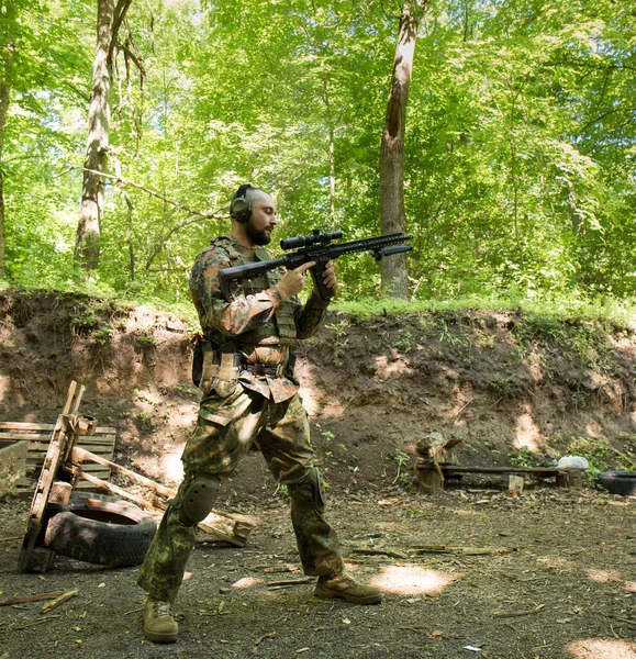Defensor Ucraniano Com Metralhadora Aterro — Fotografia de Stock