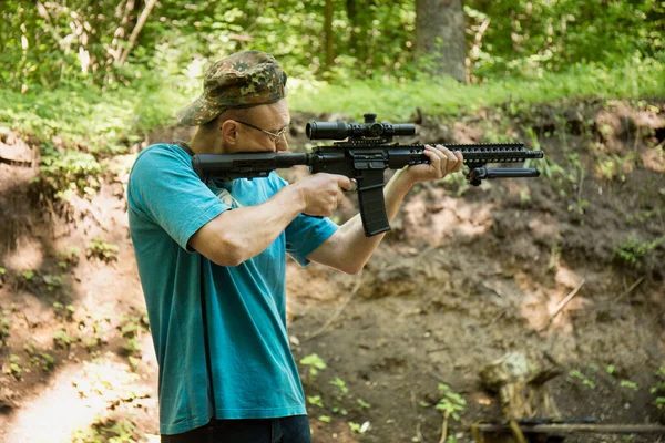 Ένας Ουκρανός Πολίτης Εκπαιδεύεται Πυροβολήσει Ένα Πολυβόλο Κατά Διάρκεια Του — Φωτογραφία Αρχείου