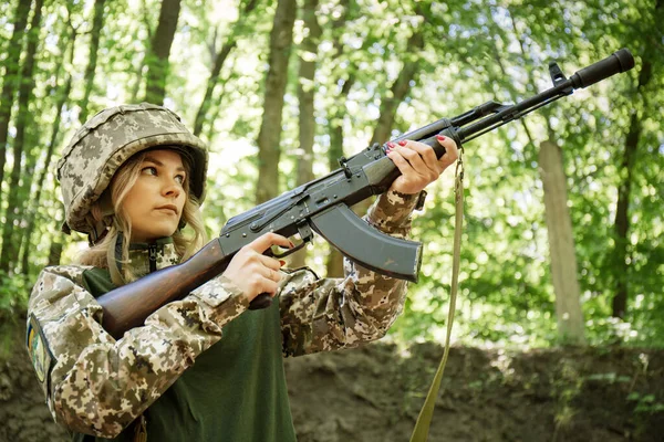 Retrato Una Militar Ucraniana Con Rifle Asalto Kalashnikov Sus Manos — Foto de Stock