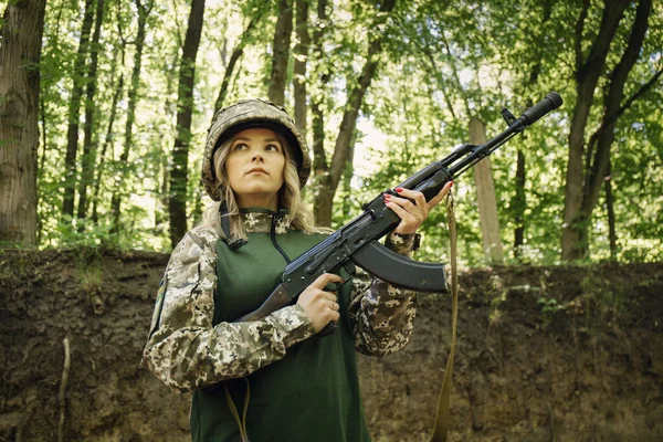 Portret Ukraińskiej Wojskowej Kobiety Karabinem Szturmowym Kalasznikowa Ręku — Zdjęcie stockowe